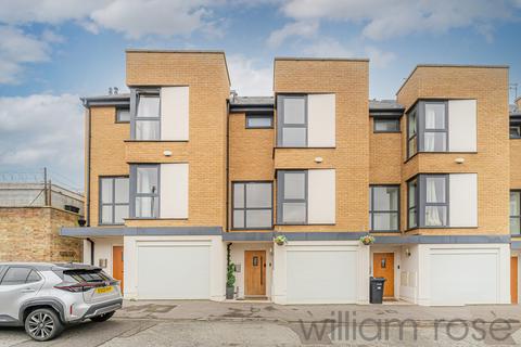 4 bedroom townhouse for sale, Barclay Oval, Woodford Green IG8