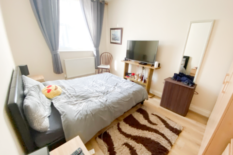 2 bedroom apartment to rent - High Street, London, SE25