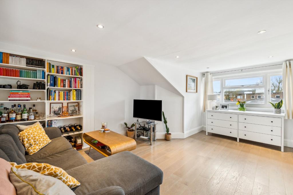 Elms Crescent, London, SW4 1 bed apartment for sale £500,000
