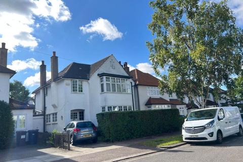 4 bedroom property to rent, Beech Walk, London NW7