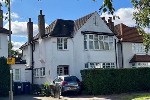 4 bedroom property to rent, Beech Walk, London NW7