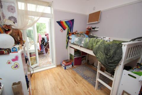 2 bedroom flat for sale, Alexandra Road, Southend On Sea