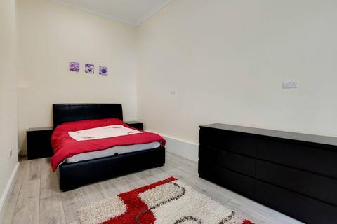 3 bedroom flat to rent, Roding Road, Clapton, London, E5
