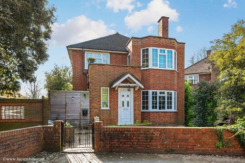 undefined, Linden Close, Thames Ditton