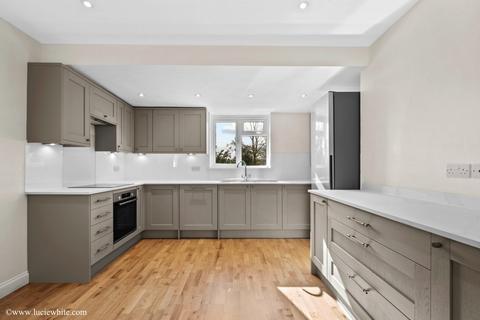 undefined, Linden Close, Thames Ditton