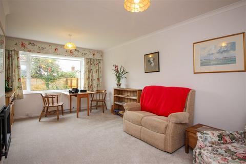 2 bedroom detached bungalow for sale - Meadow Close, Alresford