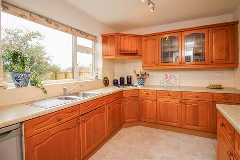 2 bedroom detached bungalow for sale, Meadow Close, Alresford