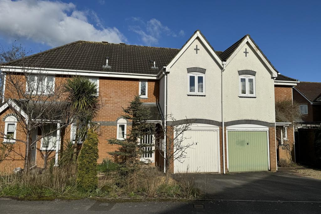 Gillingham, Dorset, SP8 3 bed terraced house for sale £240,000