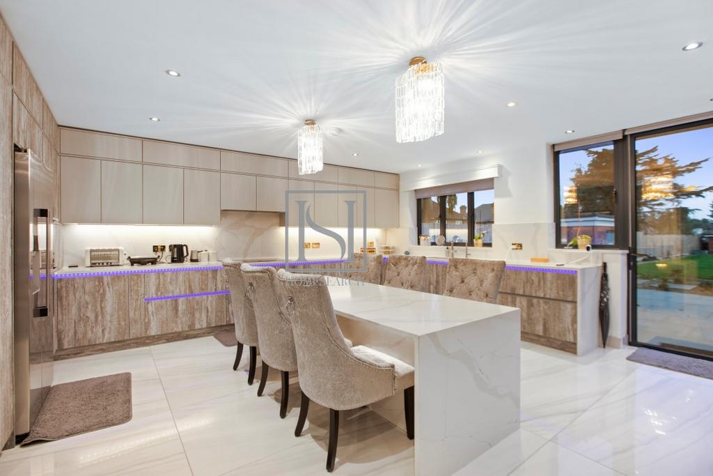 Kitchen/Dining Area