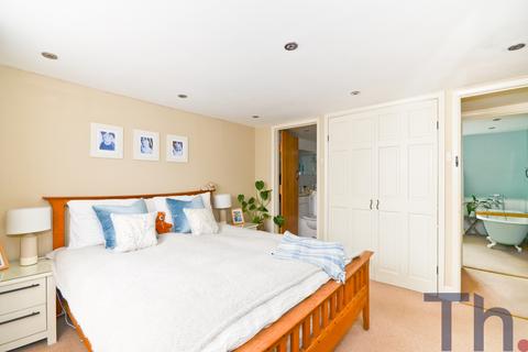 5 bedroom end of terrace house for sale - Newport PO30