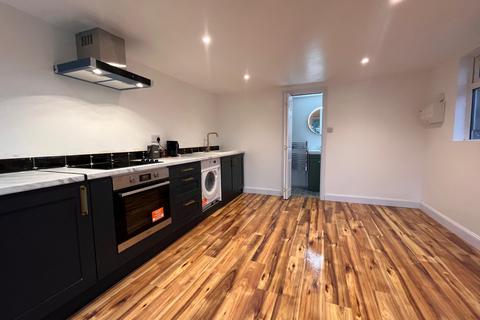 4 bedroom duplex to rent - Brighton Road, Purley, CR8