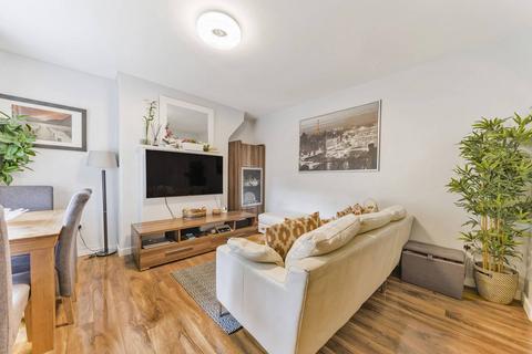 3 bedroom flat to rent, County Street, Elephant and Castle, London, SE1