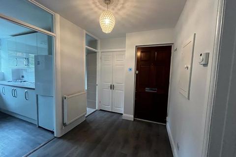 2 bedroom ground floor flat to rent, Caterham CR3 - £1475.00 pcm