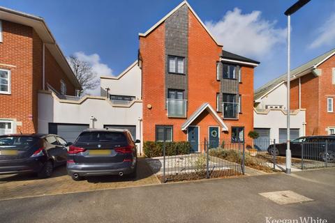 3 bedroom townhouse for sale - Kennedy Avenue, High Wycombe