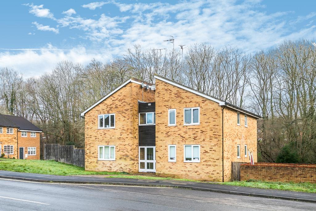 Estcots Drive, East Grinstead Studio £775 pcm (£179 pw)