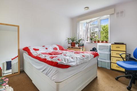 3 bedroom apartment to rent - Tomswood Hill, Barkingside, IG6