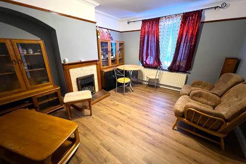 3 bedroom semi-detached house to rent, Ilchester Road, Dagenham RM8