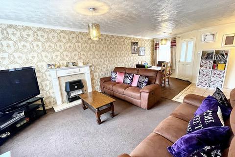 4 bedroom semi-detached house for sale - Honeybourne Way, Willenhall, WV13