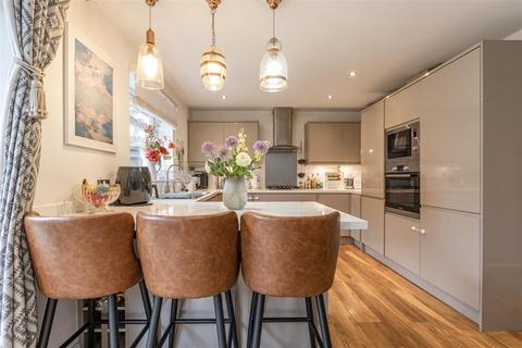 33 Foxlake Road, Byfleet, West Byfleet, KT14 7PW