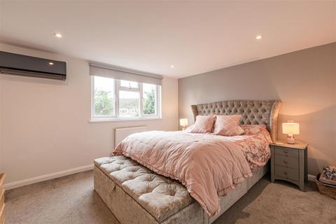 33 Foxlake Road, Byfleet, West Byfleet, KT14 7PW