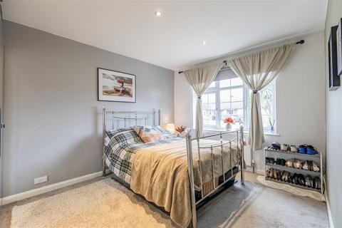 33 Foxlake Road, Byfleet, West Byfleet, KT14 7PW