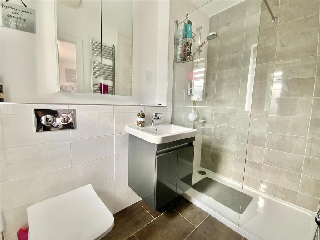 Bedroom 1 - En-suite