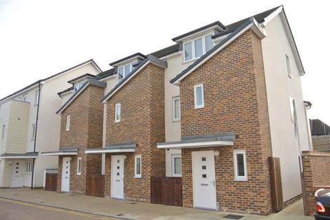 3 bedroom end of terrace house to rent, Pyle Close, Addlestone KT15
