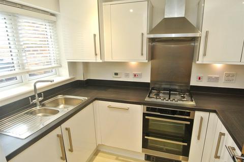 3 bedroom end of terrace house to rent, Pyle Close, Addlestone KT15