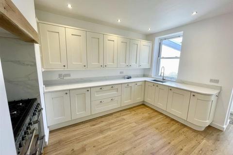 4 bedroom terraced house to rent, Leicester Crescent, Ilkley
