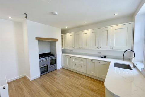 4 bedroom terraced house to rent, Leicester Crescent, Ilkley