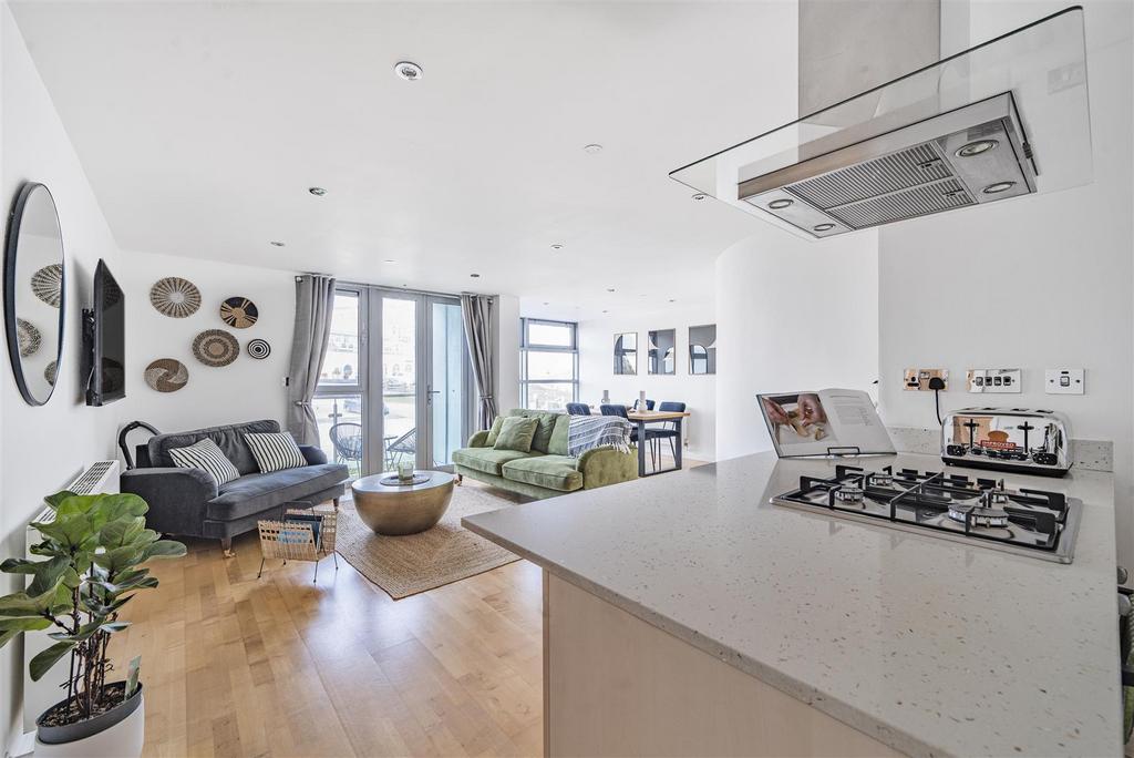 Headland Road, Newquay TR7 2 bed apartment for sale £350,000