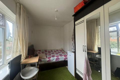 3 bedroom maisonette to rent, AMERSHAM AVENUE, LONDON
