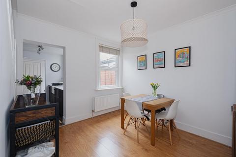 18 Beaconsfield Place, Epsom, KT17 4BD