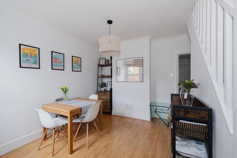 18 Beaconsfield Place, Epsom, KT17 4BD