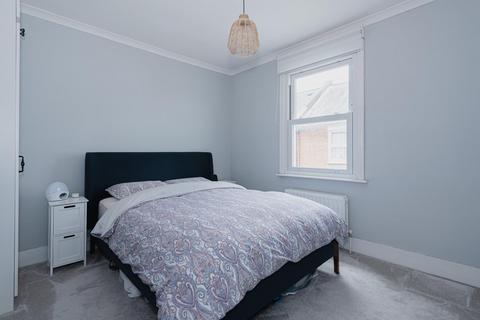 18 Beaconsfield Place, Epsom, KT17 4BD