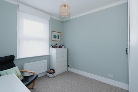 18 Beaconsfield Place, Epsom, KT17 4BD