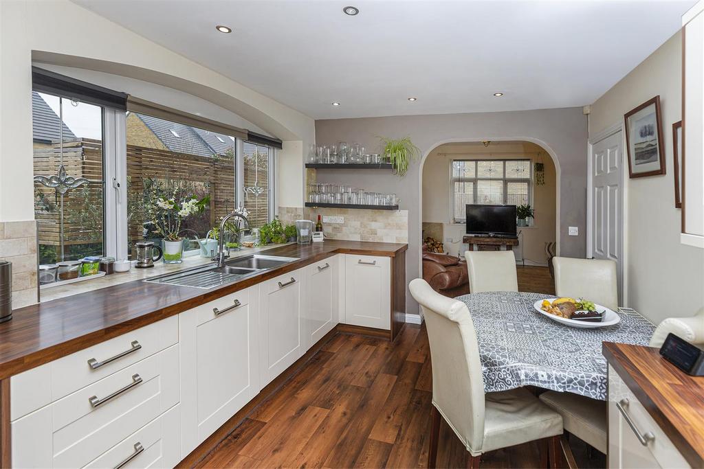 New Hey Road, Rastrick, Brighouse 4 bed detached house for sale £360,000