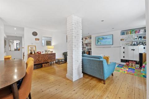 2 bedroom flat for sale, Clapton Terrace, London, E5