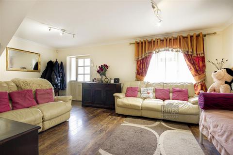 3 bedroom end of terrace house for sale - Severn Drive, Enfield