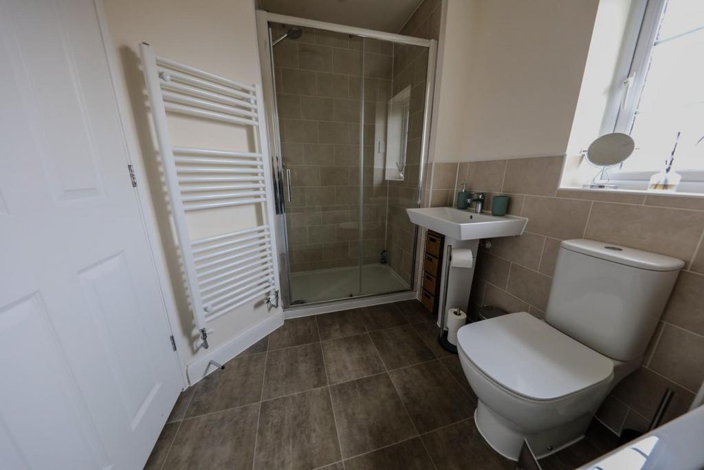 13 - Bathroom 2.jpg