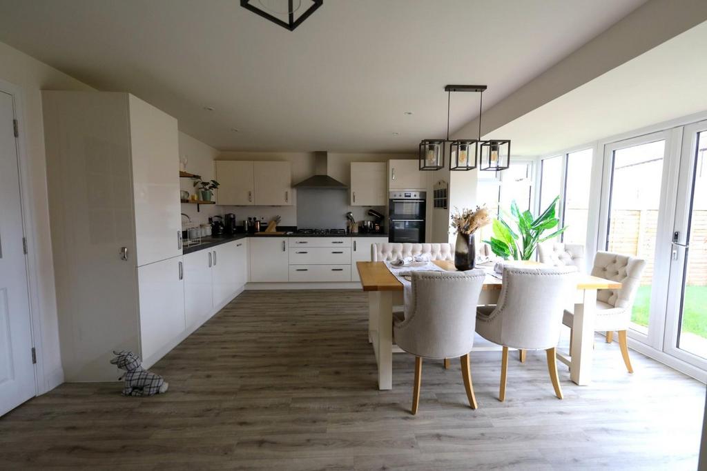 5 - Kitchen.jpg