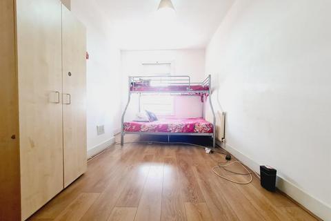 2 bedroom flat to rent, Balaam Street., London