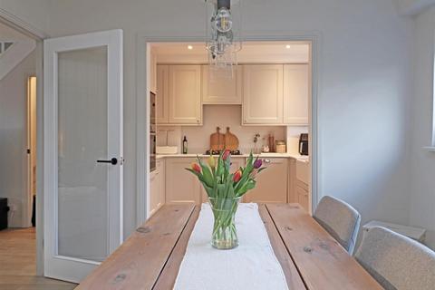 8 Ash Close, Merstham, Redhill, RH1 3HJ