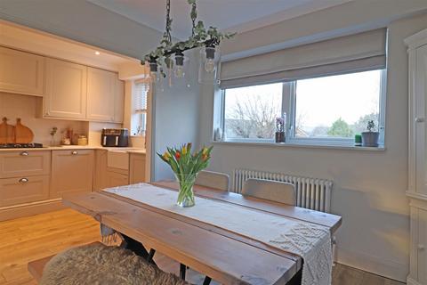 8 Ash Close, Merstham, Redhill, RH1 3HJ