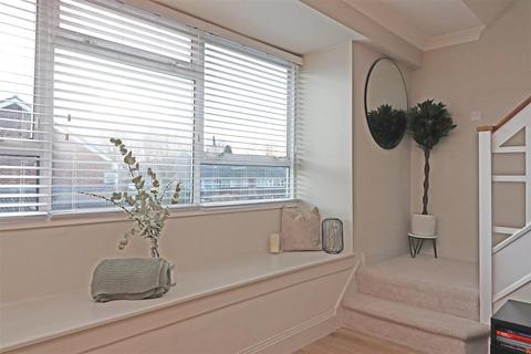 8 Ash Close, Merstham, Redhill, RH1 3HJ
