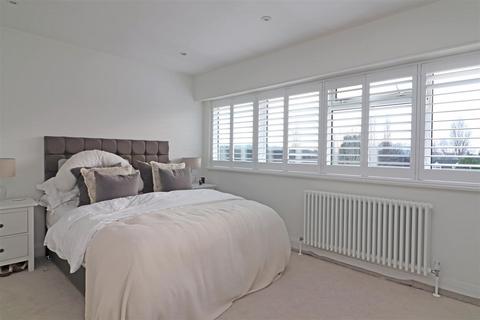 8 Ash Close, Merstham, Redhill, RH1 3HJ