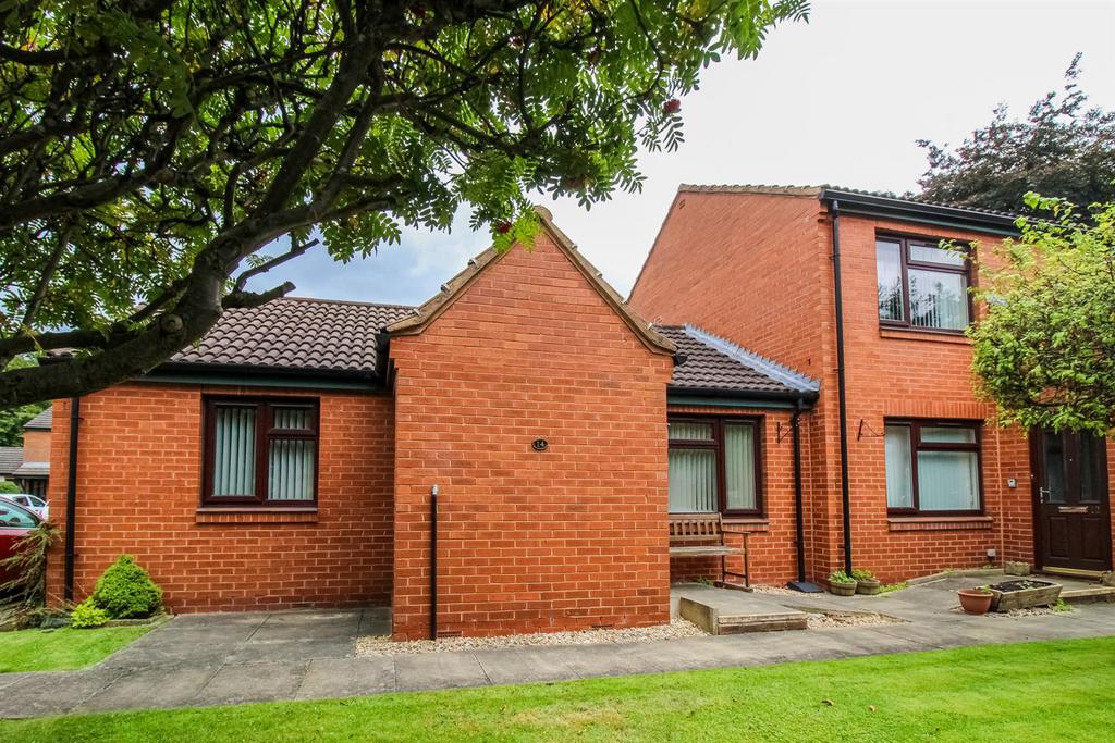 Sandal Hall Mews, Wakefield WF2 2 bed semi-detached bungalow - £100,000