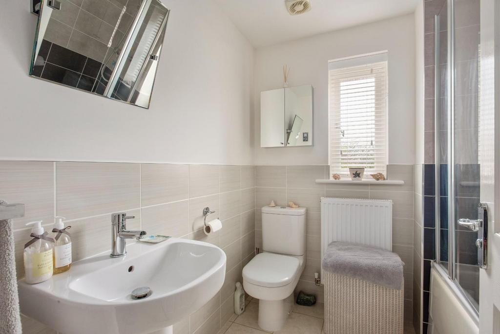 Family Bathroom (First Floor)
