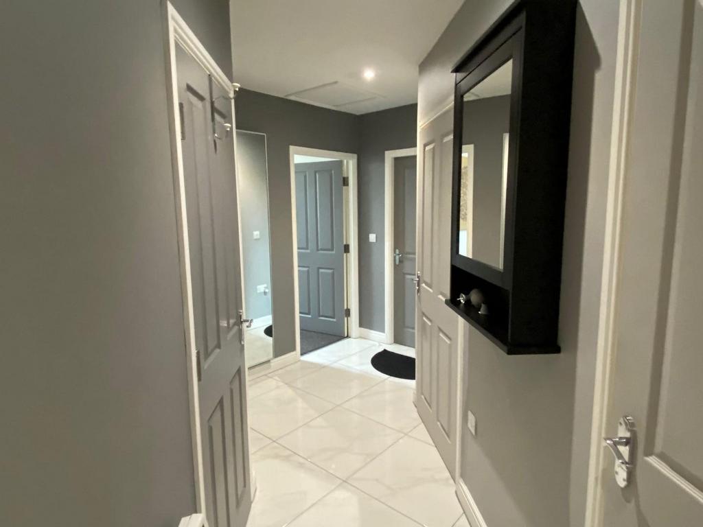 Hallway 2.jpg