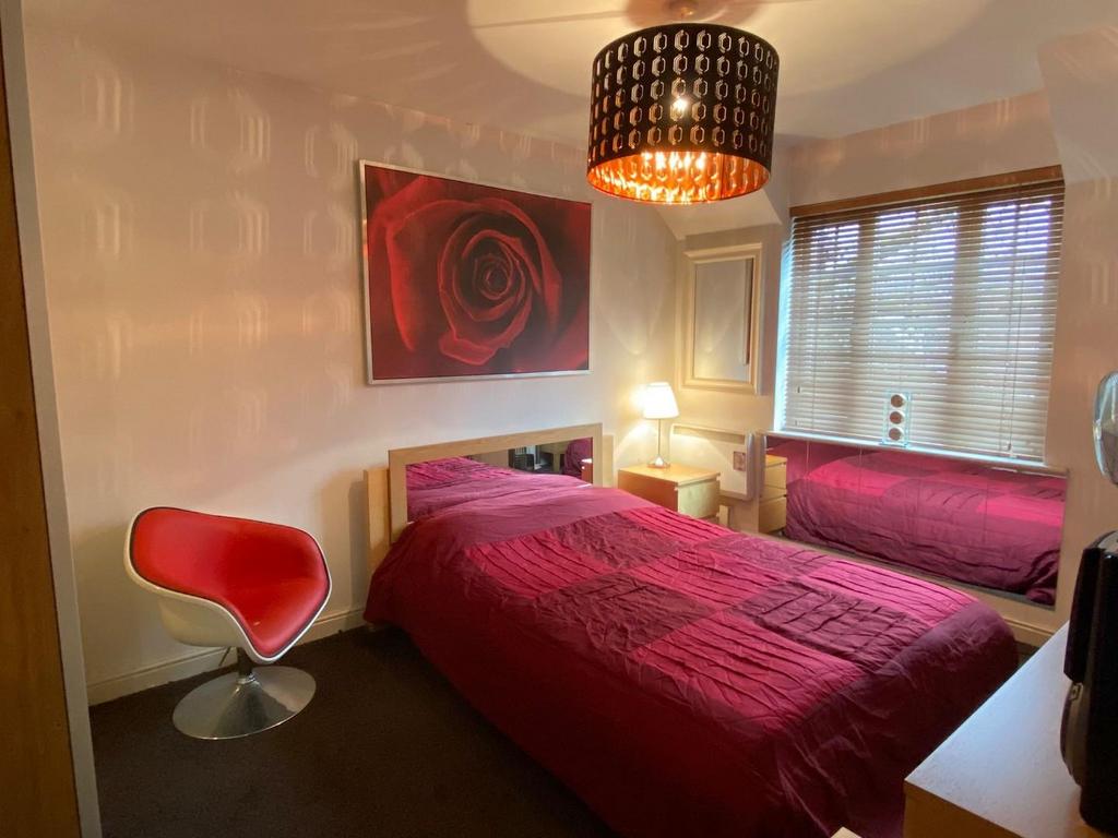 Bedroom 1 1.jpg